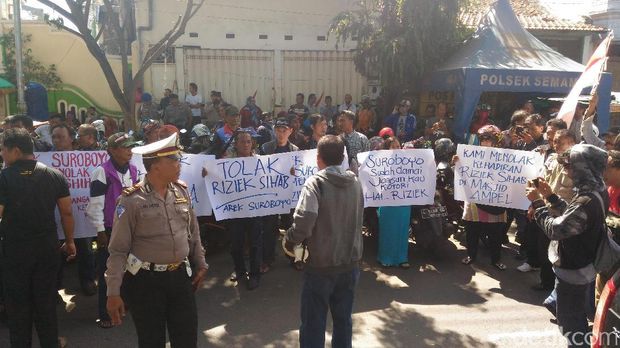 Demo Tolak Kedatangan Habib Rizieq di Surabaya dapat Perlawanan