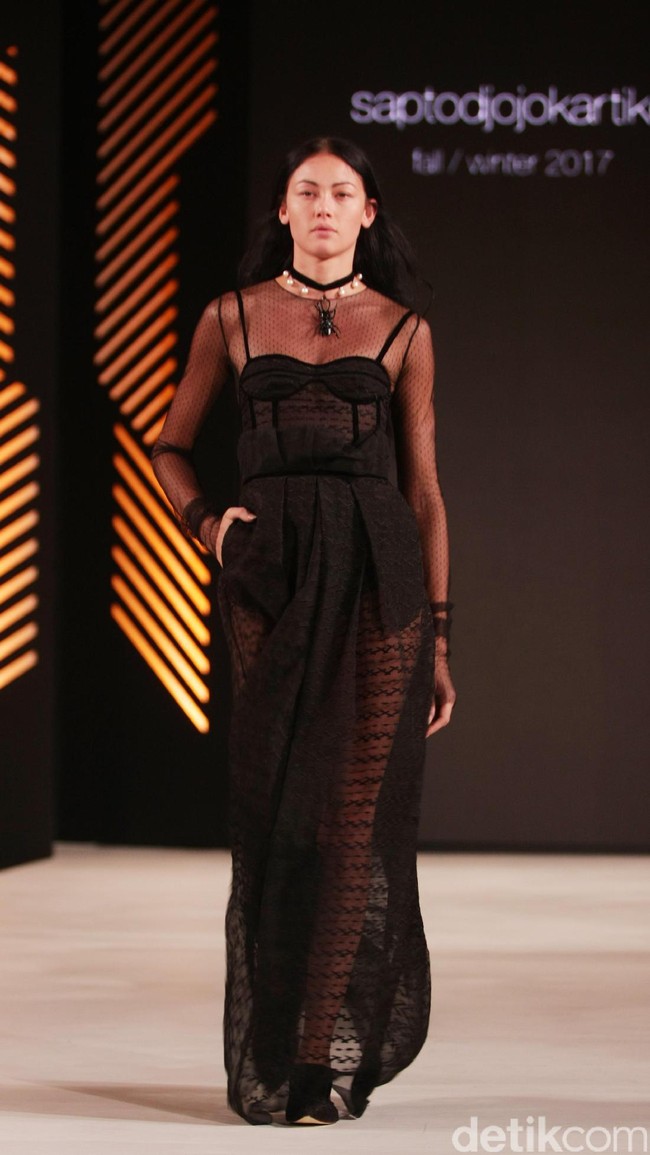 Koleksi Sapto Djojokartiko di Fashion Nation 2017. Senayan City. Jakarta. [Foto: Mohammad Abduh/Wolipop]