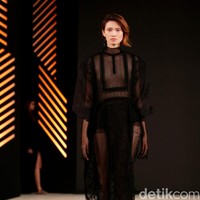 Koleksi Sapto Djojokartiko di Fashion Nation 2017. Senayan City. Jakarta. [Foto: Mohammad Abduh/Wolipop]