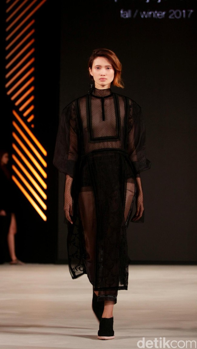 Koleksi Sapto Djojokartiko di Fashion Nation 2017. Senayan City. Jakarta. [Foto: Mohammad Abduh/Wolipop]