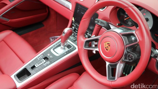 Melesat dengan Mobil Sport dan Wah, Porsche 718 Boxster