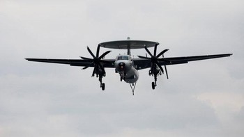 Pesawat mata-mata E-2C Hawkeye mendekati geladak kapal. Foto: Reuters