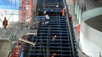 Para pekerja menyelesaikan pembangunan jalur skytrain.