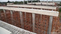 Tiang-tiang penyangga jembatan telah berdiri di Tol Pejagan-Pemalang.