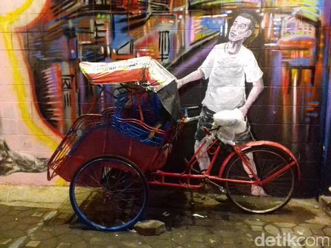 Ada Jokowi Narik Becak dalam Street Art di Solo