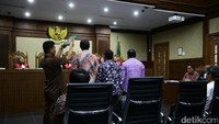 Para saksi disumpah sebelum memberikan keterangan.