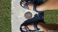 Inilah patok perbatasan Indonesia. Kaki kanan ada di Indonesia dan kaki kiri ada di Timor Leste. Kapan lagi bisa berfoto seperti ini? (Fitraya/detikTravel)
