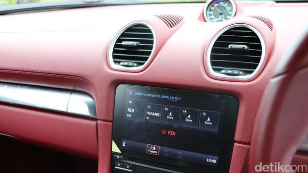 Melesat dengan Mobil Sport dan Wah, Porsche 718 Boxster