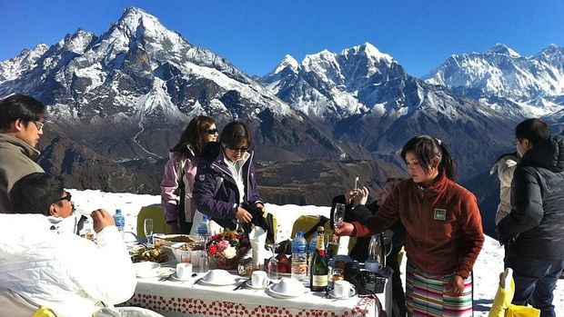 Berlatar Pegunungan Everest (dok The Explorations Company)