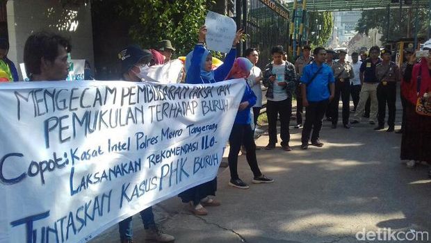 Polisi Tampar Buruh Perempuan, Massa FPR Demo di Polda Metro