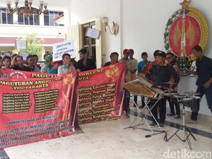 Seniman Angklung di Yogyakarta Tolak Razia Penertiban