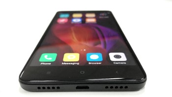 Bagian bawah terdapat port Micro USB dan speaker. Foto: detikINET/Adi Fida Rahman