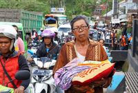 Potret Pilu Bapak Bawa Bayi yang Terjebak Macet Bentrok Ormas