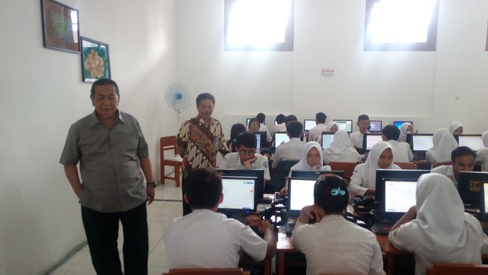 Tinjau UNBK di Garut, Wagub Deddy: Masih Ada yang Ujian Kertas