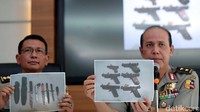 Kadiv Humas Mabes Polri Irjen Pol Boy Rafli Amar bersama dengan Kabag Penum Divisi Humas Polri Kombes Pol Martinus Sitompul menunjukan barang bukti senjata api saat rilis penanganan teroris Tuban di Mabes Polri, Jakarta, Senin (10/4/2017). 
