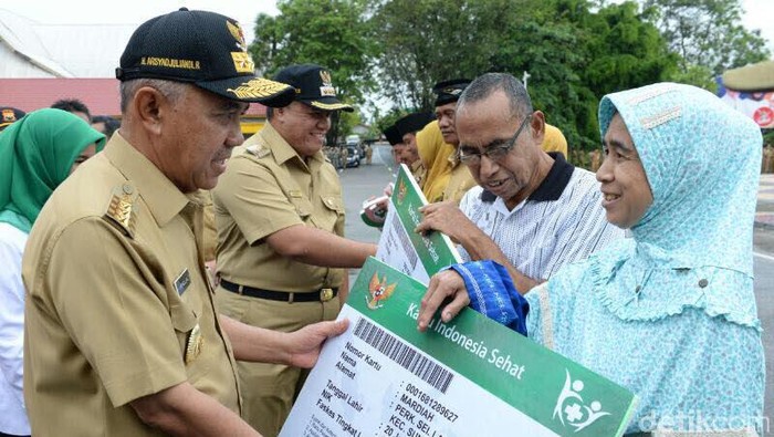 Pemprov Riau Beri Bantuan Alkses dan Alat Pertanian ke Pemkab Inhu