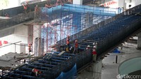 Pembangunan proyek infrasyruktur skytrain Bandara Soekarno-Hatta masih berjalan, Senin (10/4/2017).
