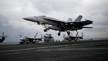 Jet F18 mendarat di geladaknya. Foto: Reuters