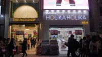 Foto: Gerai suatu brand pun memang tak semuanya hanya satu di Myeongdong ini. Jadi jangan heran jika misalnya di depan sudah melihat The Face Shop, kemudian di gang lainnya ada gerai brand ini lagi (Kurnia/detikTravel)