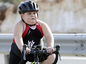 Inspiratif! Penyakit Langka Tidak Menghalangi Bocah Ini Ikut Triathlon