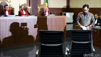 Pengacara Choel menyatakan kesalahan kliennya dalam perkara ini adalah menerima uang dari bekas bawahan kakaknya, Andi Mallarangeng.   