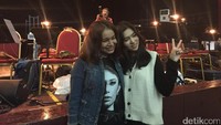 Rossa dan Isyana di sela-sela latihan menjelang konser bertajuk The Journey of Dazzling Years di Nyi Ageng Serang, Kuning, Jakarta Selatan pada Senin (10/4/2017) malam. Dyah Paramita Saraswati/detikHOT