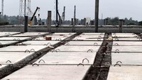 Lantai untuk jalan tol dibuat dari precast yang nantinya juga akan diaspal untuk kualitas terbaiknya.
