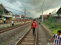 Terobos Palang Pintu, Pemotor Tewas Tertabrak KRL di Pasar Minggu