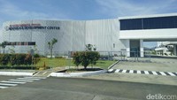 Daihatsu juga meresmikan pusat Riset dan Pengembangan yang baru di pabrik Karawang. Gedung yang memakan biaya investasi mencapai Rp 1 Triliun ini, dibangun di atas luas total tanah 25 hektar, yang dilengkapi dengan beberapa fasilitas seperti fasilitas Design Building, Engineering Building, dan Test Course. Foto: Khairul Imam Ghozali