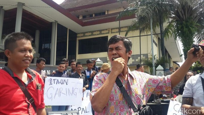 Protes Jalan Rusak, Pendemo di Jember Makan Aspal