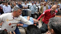 Korban ledakan bom di Gereja St George dievakuasi. Mohamed Abd El Ghany/Reuters/detikFoto.