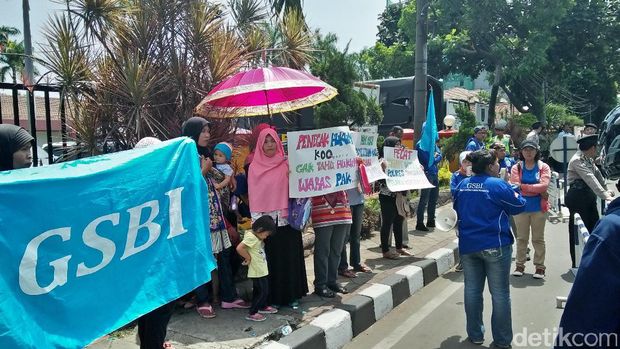 Polisi Tampar Buruh, Massa GSBI Gelar Aksi di Polres Tangerang
