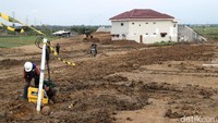 Bangunan tersebut sudah lama berada di tengah lokasi proyek dan belum juga dibongkar hingga saat ini. Grandyos Zafna/detikFoto.