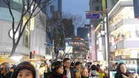 Foto: Sore menjelang malam itu jalanan di Myeongdong tampak begitu ramai. Tak hanya wisatawan lokal saja. Banyak wisatawan dari luar Korea yang terlihat mondar-mandir di sana (Kurnia/detikTravel)