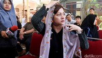 Bahkan ketika di wawancara oleh awak media ia masih terlihat sangat terpukul. Pool/Noel/detikFoto.