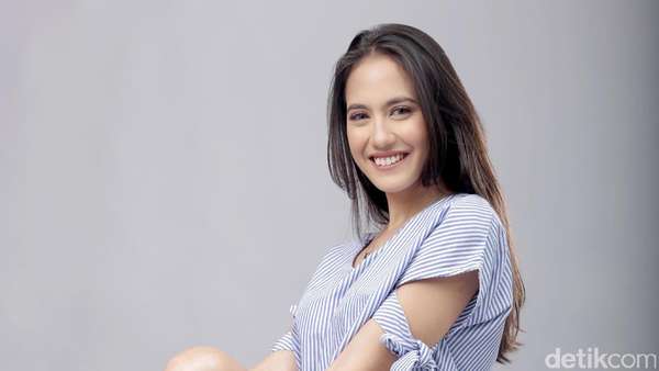 Tatapan Memikat Pevita Pearce di Bolder In 2 Years Tatapan Memikat Pevita Pearce di Bolder In 2 Years