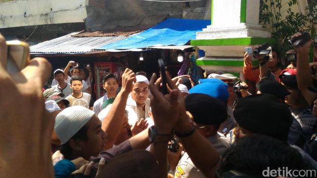 Demo Tolak Kedatangan Habib Rizieq di Surabaya dapat Perlawanan