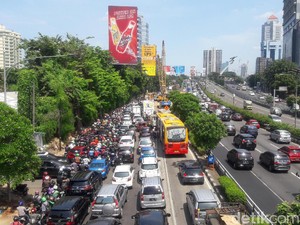 Potret Lalin di Pancoran yang Tambah Macet karena Proyek Flyover