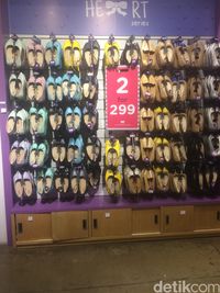 Baju Hingga Sepatu Mezzo Diskon 70% di Aeon Mall