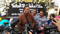Rekan artis di sinetronnya seperti Fahmi Bo pun datang ke kediamannya.