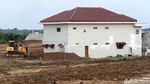 Deretan Rumah Keras Kepala Nangkring di Tengah Jalan