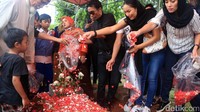Tak ada air mata di pipi Al Mukhti kala menyaksikan sang bunda dimakamkan. Pool/Ismail/detikFoto.
