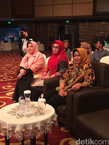 Foto: Gaya Hijab Resmi Istri Gubernur Sumatera Utara, Evi Diana Sitorus