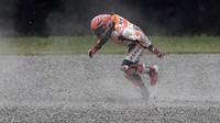 Rider Repsol Honda itu sempat langsung berusaha bangkit usai crash dalam usaha melanjutkan balapan. (Foto: AFP PHOTO / JUAN MABROMATA)