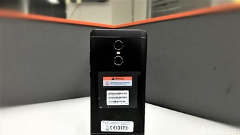 Bagian belakangnya yang mengandalkan material metal. Foto: detikINET/Adi Fida Rahman