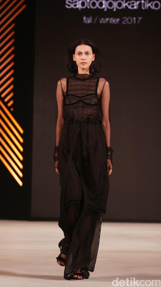 Koleksi Sapto Djojokartiko di Fashion Nation 2017. Senayan City. Jakarta. [Foto: Mohammad Abduh/Wolipop]