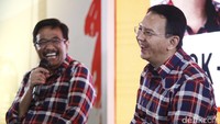 Ini momen saat Basuki Tjahaja Purnama (Ahok) dan Djarot Saiful Hidayat tertawa semringah di acara Live Streaming Blak-blakan di detikcom, Senin (10/4/2017).