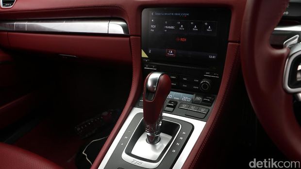 Melesat dengan Mobil Sport dan Wah, Porsche 718 Boxster