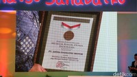 MURI memberikan penghargaan kepada Daihatsu di Karawang, Jawa Barat. Foto: Khairul Imam Ghozali