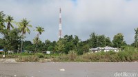 Tower BTS Telkomsel di tepi Sungai Malibaka menunjang sinyal komunikasi di perbatasan. Meskipun Turiskain adalah daerah perbatasan, para traveler tidak usah khawatir kehilangan sinyal (Fitraya/detikTravel)